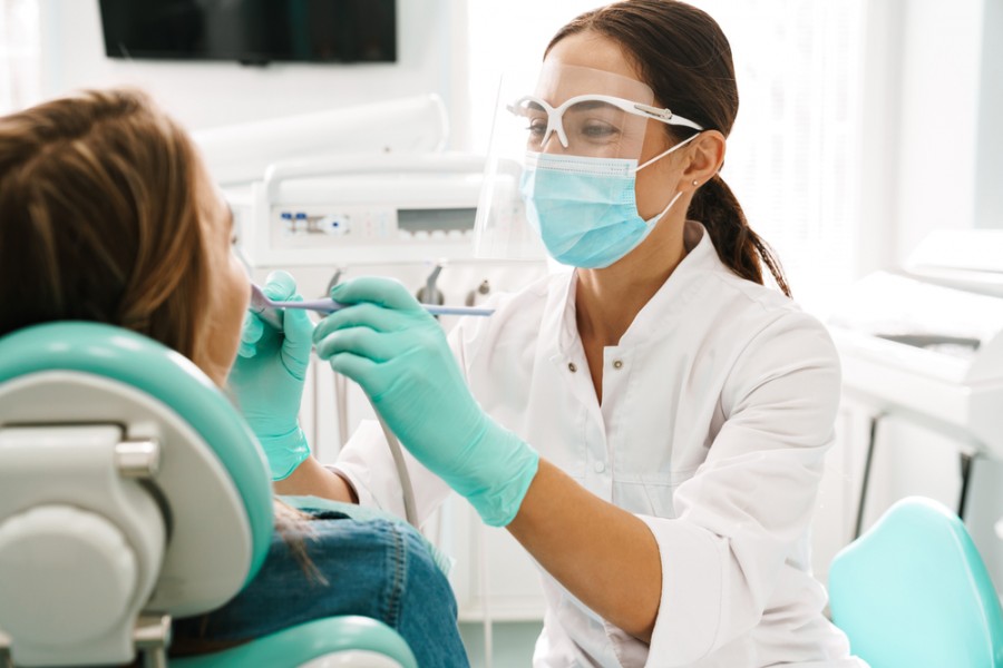 Que faut-il savoir sur l'assainissement parodontal ?